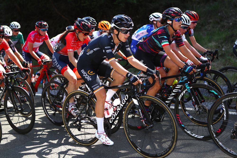 The peloton in action during the final stage at Emakumeen Bira