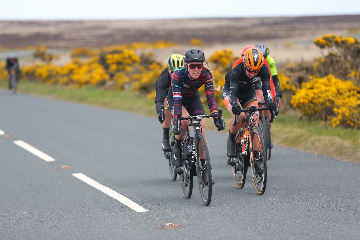 Hannah Barnes (Canyon-SRAM) in the chase group