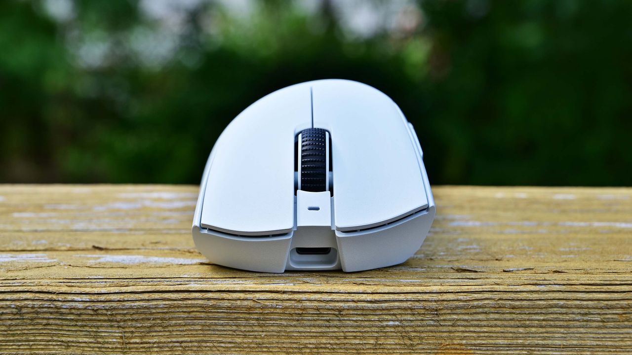 Razer DeathAdder V3 Pro in white (2022).