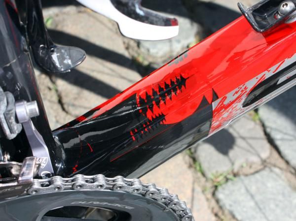 Further down towards the bottom bracket, it's a much more pleasant scene.