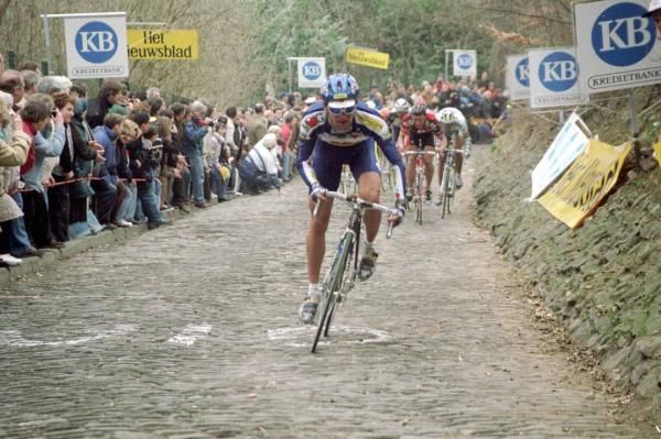 Michele Bartoli goes clear on the Muur in 1996.