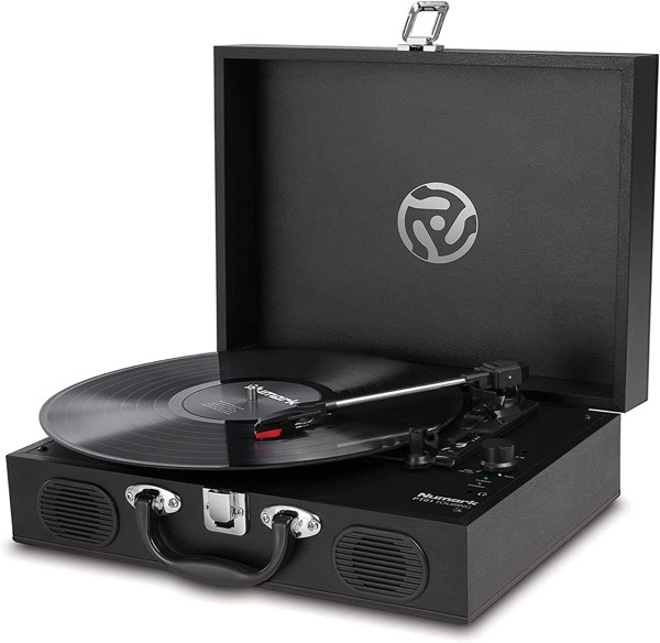 Bästa bärbara skivspelare: En produktbild på en Numark PT01 Portable Record Player som visas upp mot en vit bakgrund.