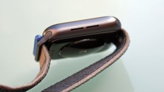 Apple Watch SE: the smartwatch laying on its side