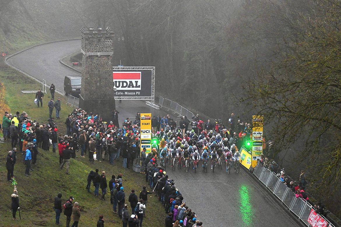 A crowded start line at the elite men's race in Namur