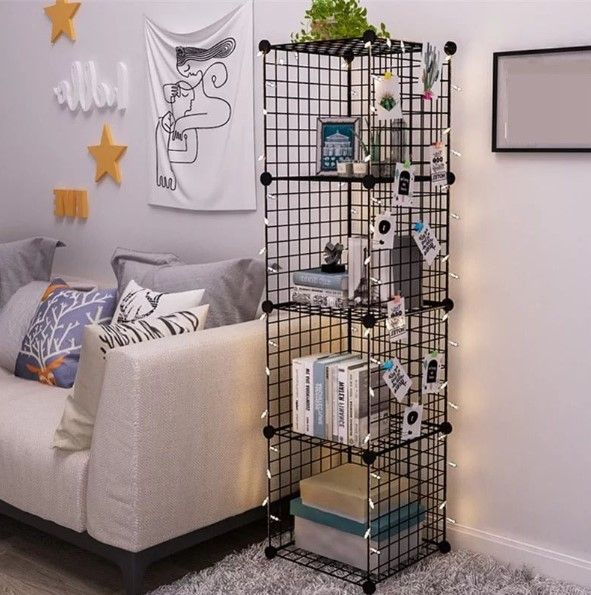 Kubus penyimpanan yang ditumpuk di ruang tamu