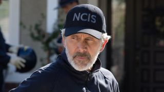 Gary Cole's Alden Parker wearing his NCIS windbreaker and hat at crime scene