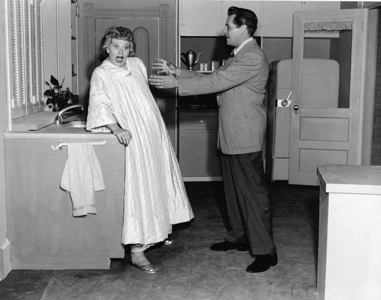 Lucille Ball and Desi Arnaz on set