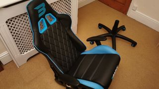 BraZen Phantom Elite gaming chair - seat and wheels