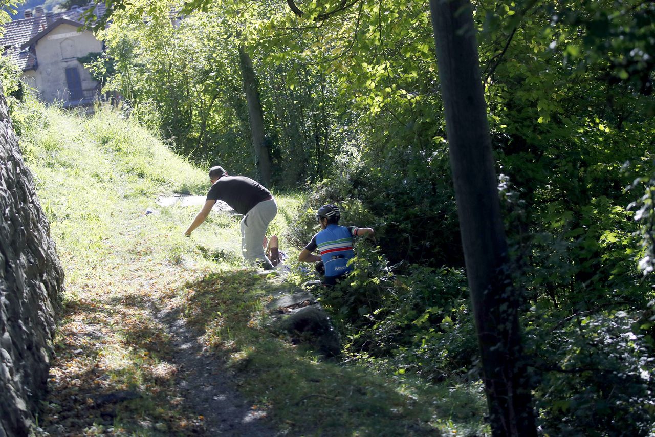 Spectators rush to help Jan Bakelants (AG2R La Mondiale) who crashed into a ravine