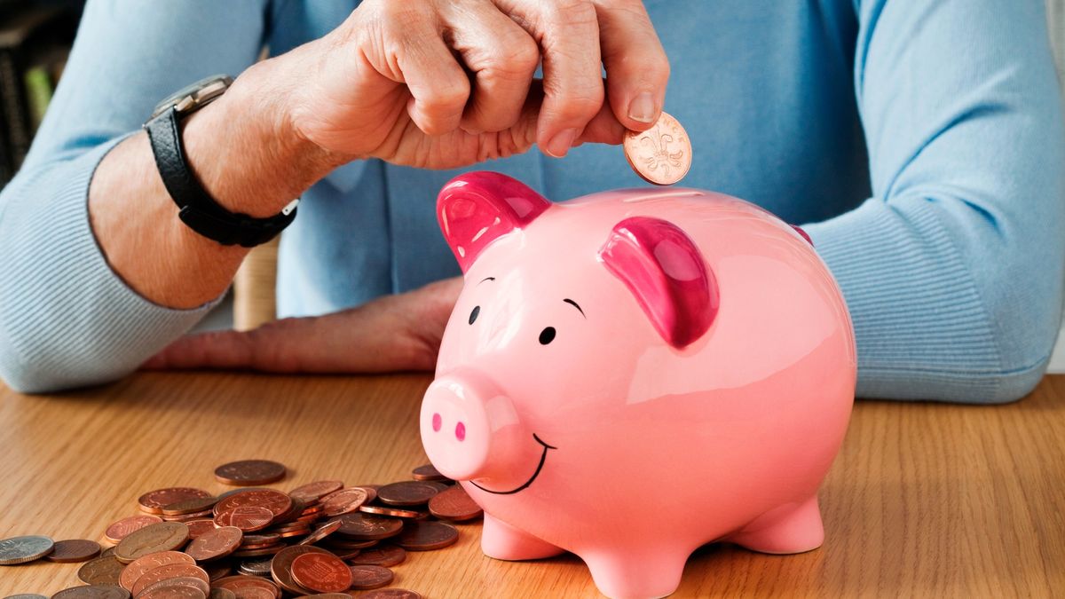 US Savings Rate Falls to 3.6% in March; Bitcoin Rises 12.7% in April