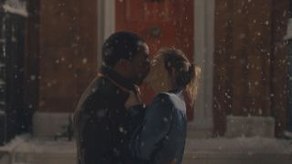 Bridget and Scott kissing on the sidewalk in Bridget Jones: Mad About The Boy