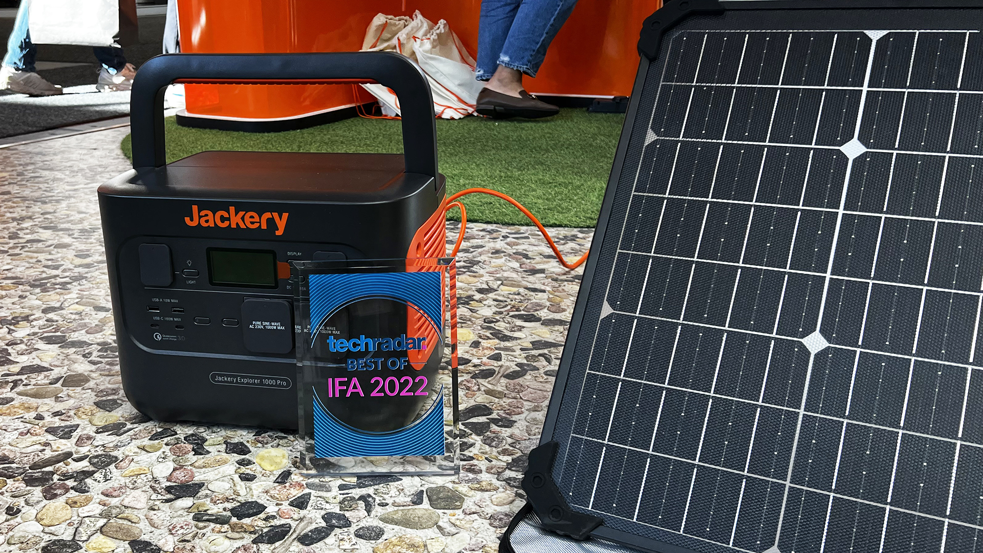 IFA 2022 award with Jackery Solar Generator 1000 Pro.