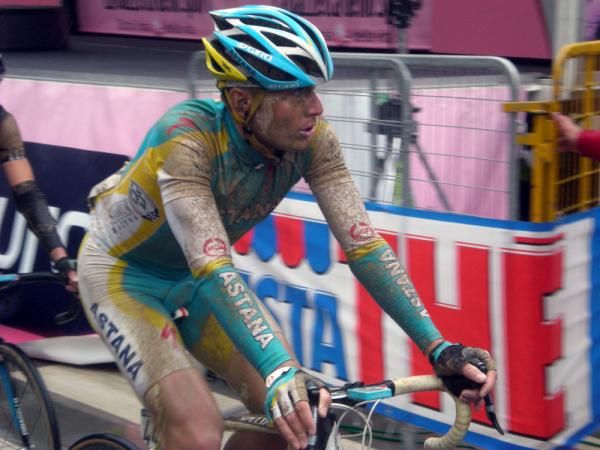 Andriy Grivko (Astana) checks out where teammate Alexandre Vinkourov finished