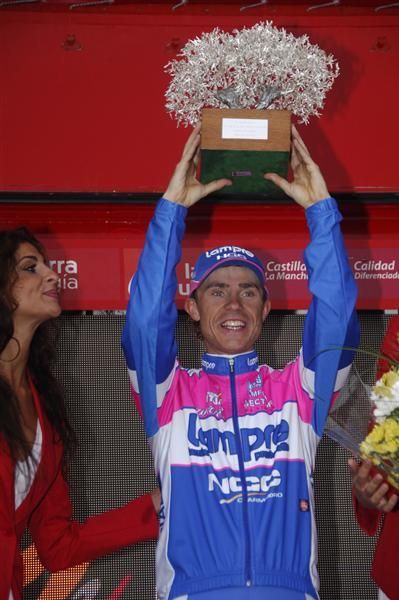Cunego lifts his trophy for the stage victory