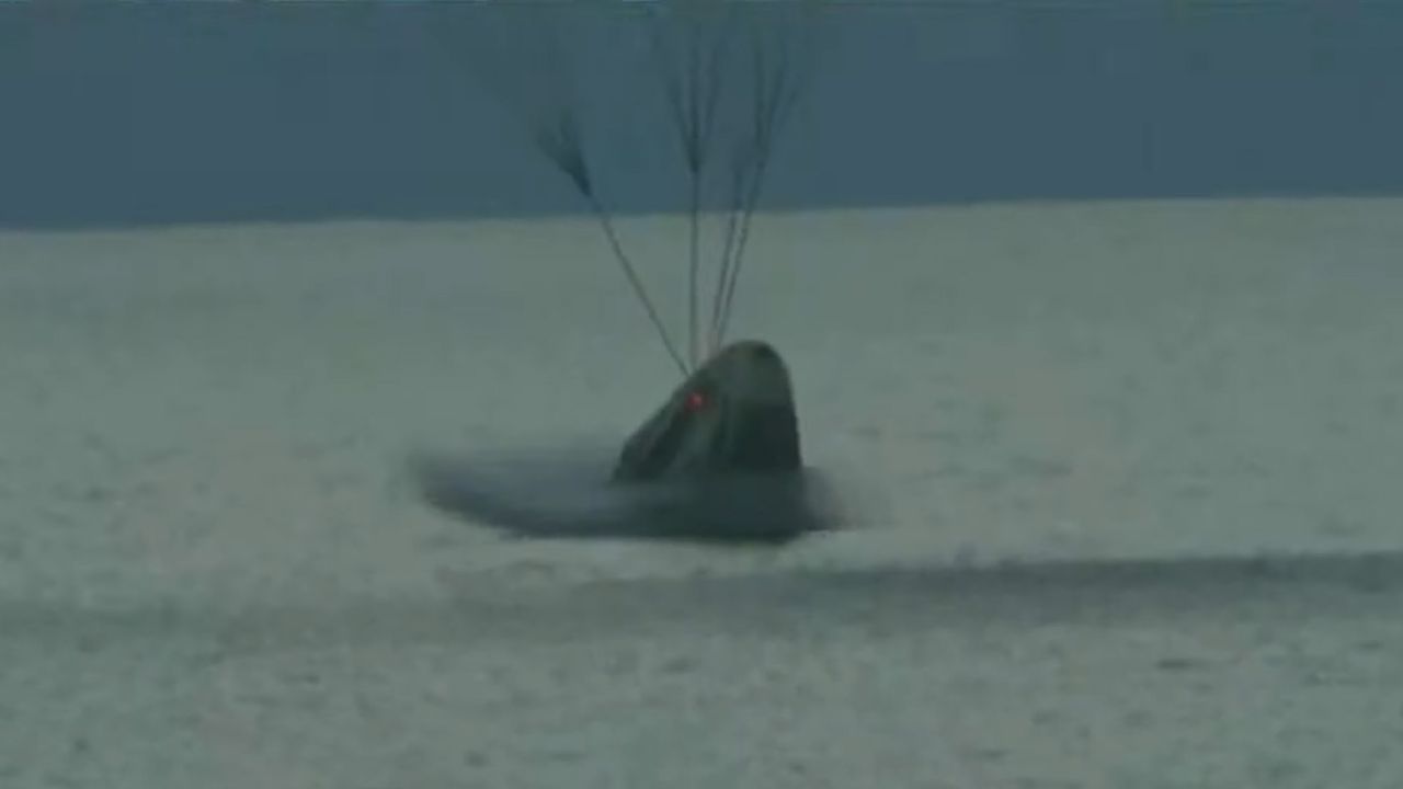 The Crew Dragon Resilience splashes down in the Atlantic Ocean off the coast of Florida, on Sept. 18, 2021.