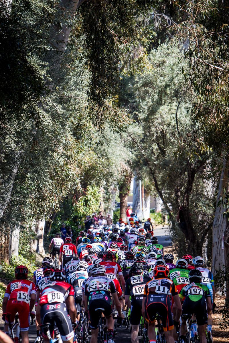 The men's field still together earlier in the day
