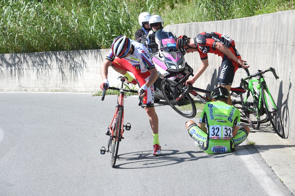 Several riders fell on stage 2 of the Giro d'Italia