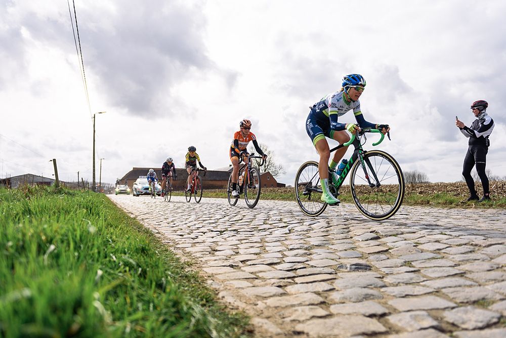 Tayler Wiles leads former teammate, Evelyn Stevens across the cobbles - Pajot Hills Classic 2016