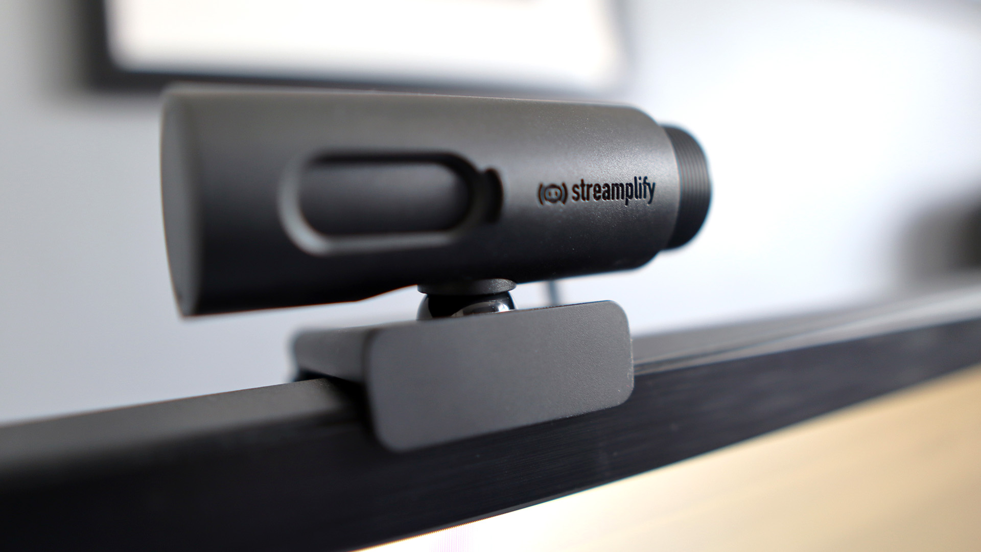 Streamplify Cam mounted on a PC monitor.