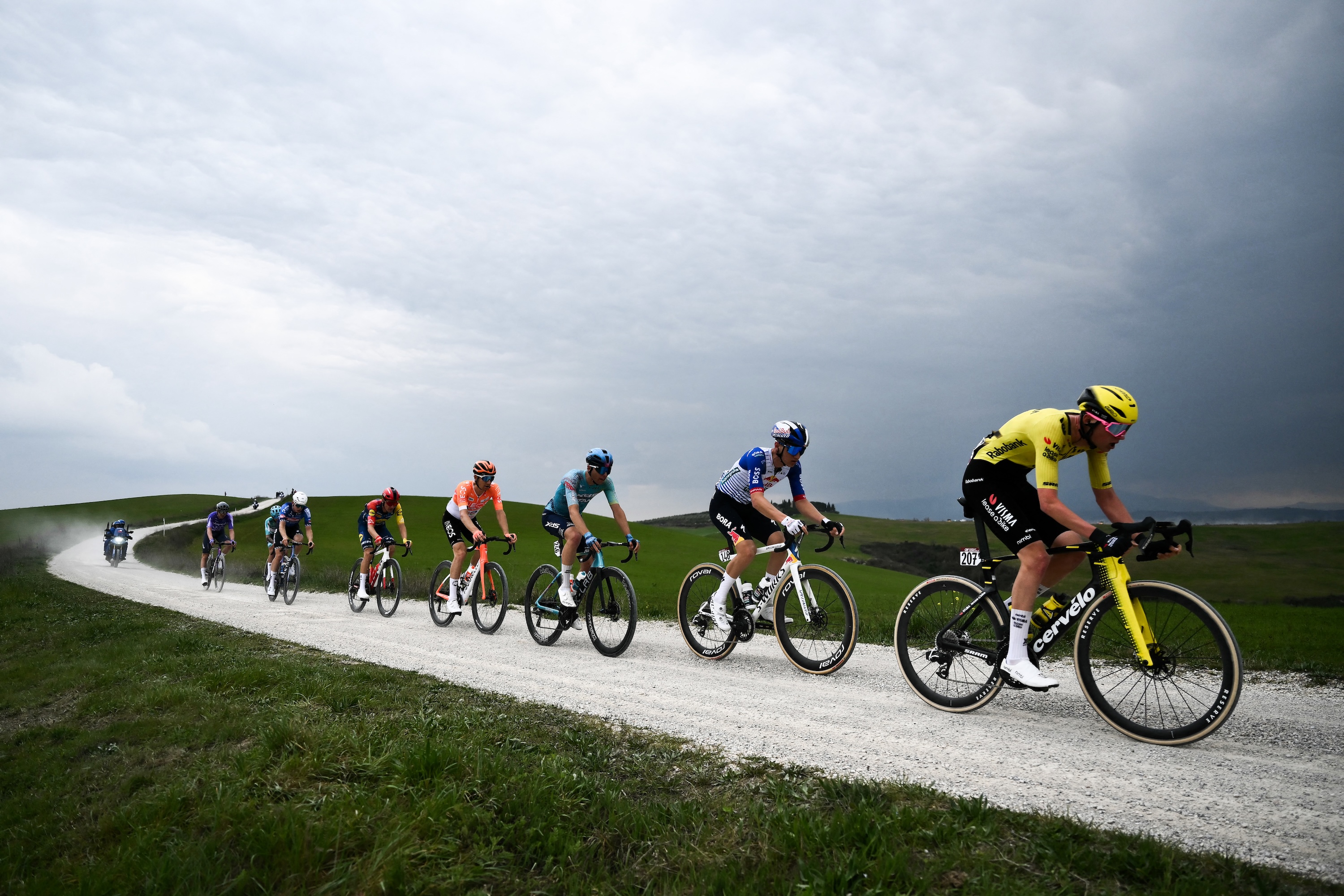 Partida durante a 20ª corrida de ciclismo masculina clássica de um dia 'Strade Bianche' (Estradas Brancas) entre Siena e Siena, na Toscana, em 7 de março de 2026. (Foto de Marco BERTORELLO / AFP)