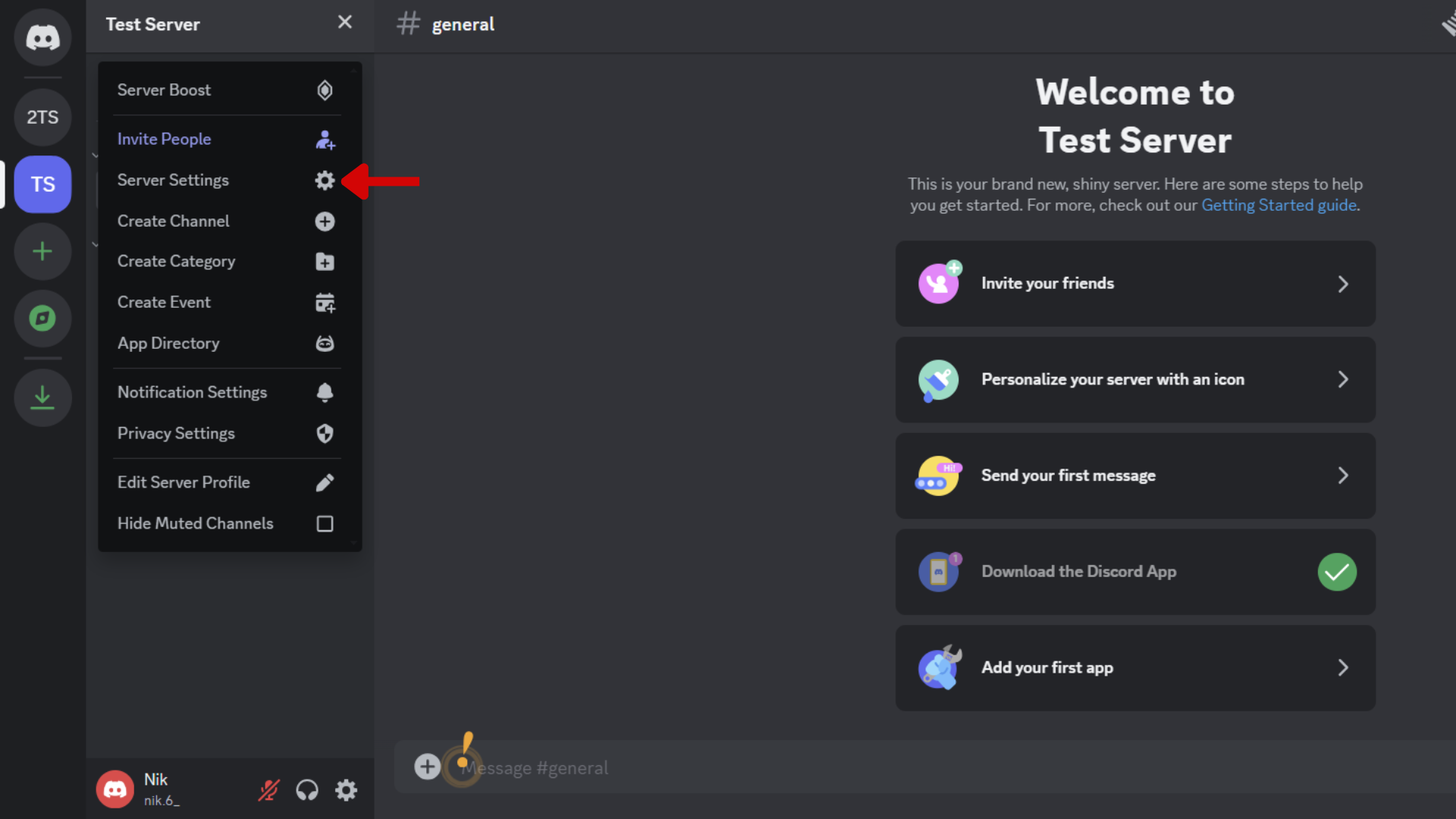 Screenshot dell'app web Discord con una freccia rossa che punta alle impostazioni del server nel menu a discesa del server.