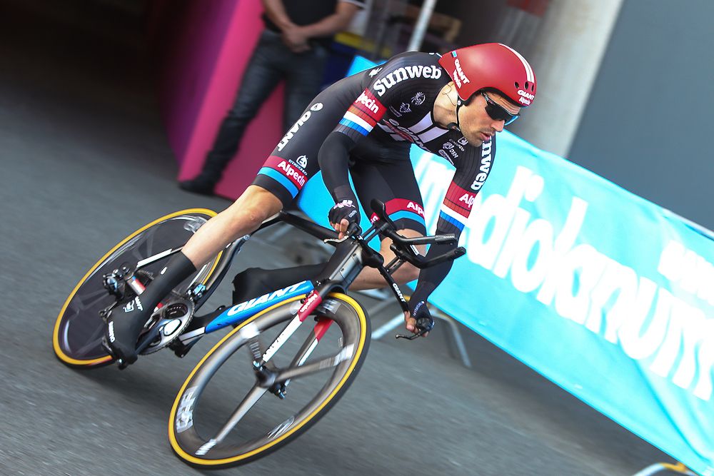 Tom Dumoulin (Giant - Alpecin) takes the first lef-hand turn at the Giro opener.