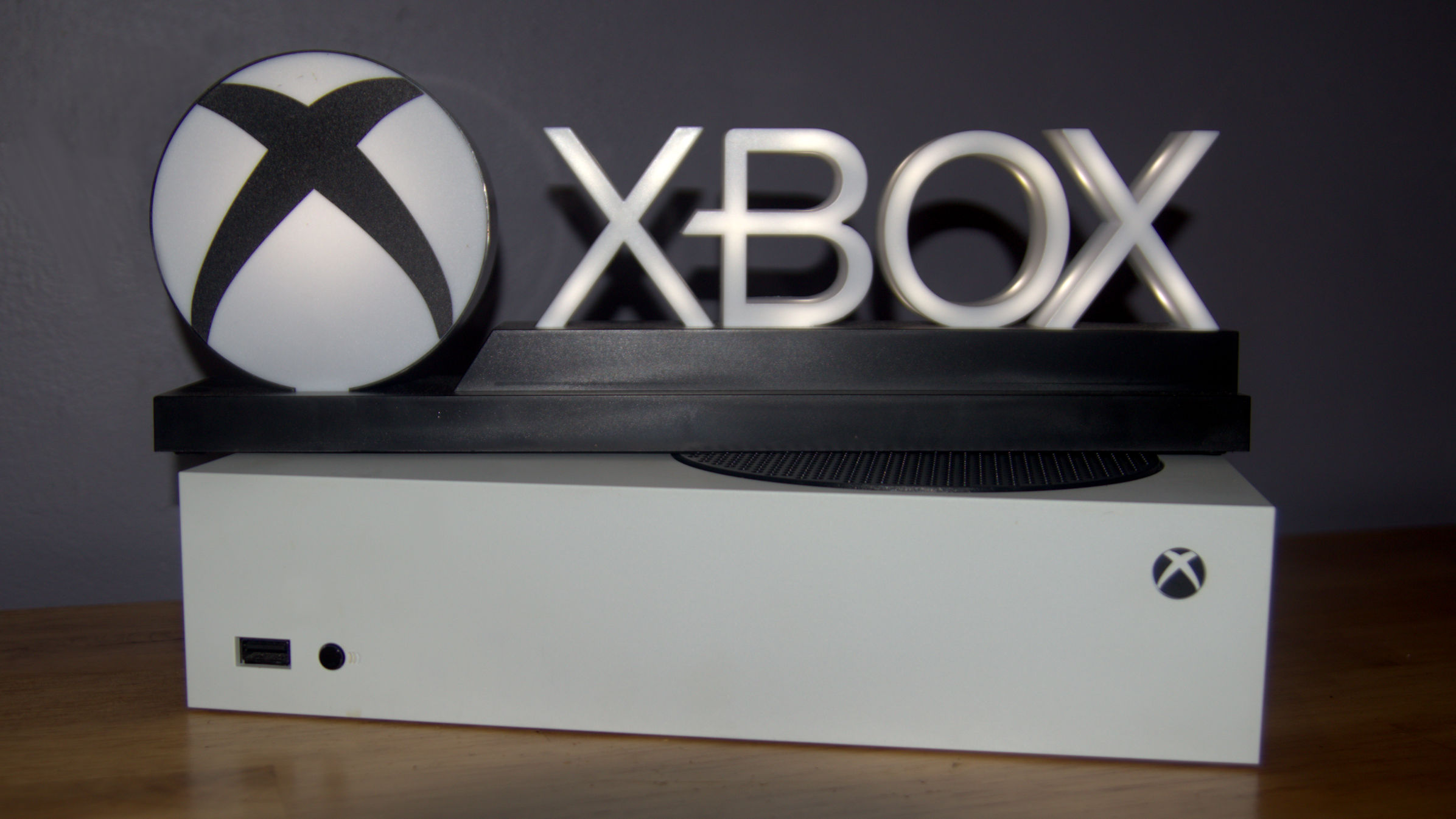 Image of the Robot White Xbox Series S console.