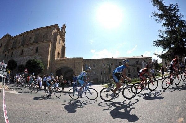 The sun blazes over the peloton