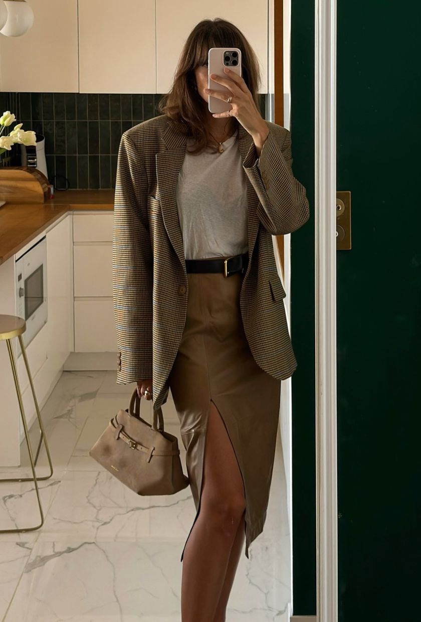 @juliesfi wears a belt over a pencil skirt
