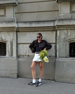 Fashion influencer @maryljean wearing a chic spring outfit with on-trend sneakers.