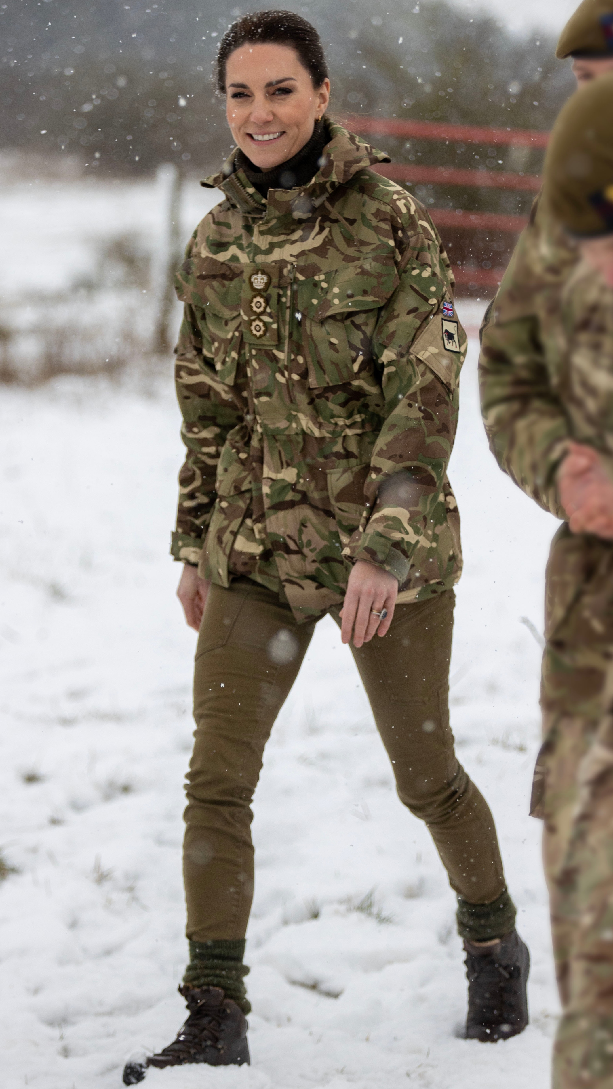 Catherine, princezna z Walesu prochází sněhem během své návštěvy irských gard na Salisbury Plain, 8. března 2023