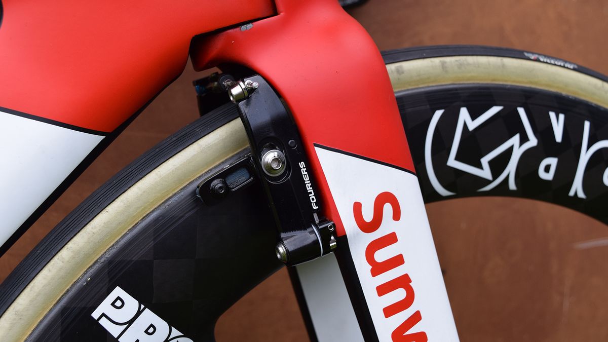 Fouriers provide the stopping with the calipers positioned at the rear of the fork to stay out of the wind