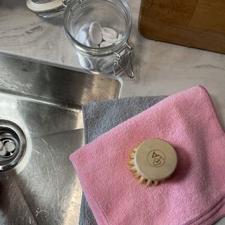 Cleaning kitchen drain with denture tablets