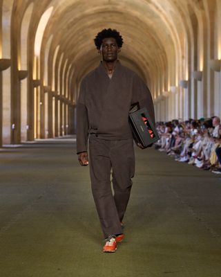 tYLKvEkaTiPW9PVkVAQGHa-320-80 أهم الاتجاهات من عرض Jacquemus Spring/Summer 2026