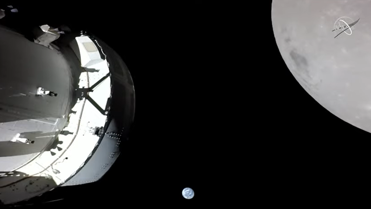 Artemis 1 Orion 우주선 에이스가 불타는 임계 엔진에서 달 위로 날아갑니다.