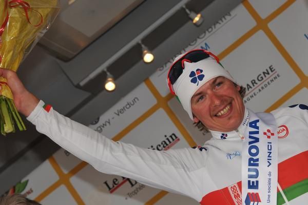 Yauheni Hutarovich (Fran&ccedil;aise Des Jeux) waves from the podium