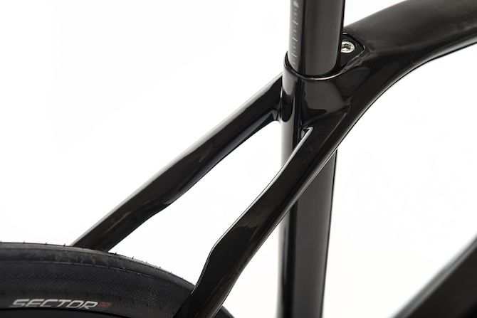 The 3D Wave seat-stays help dampen road shock while also helping rear-wheel traction