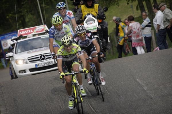 The early break gained twelve minutes before the peloton chased