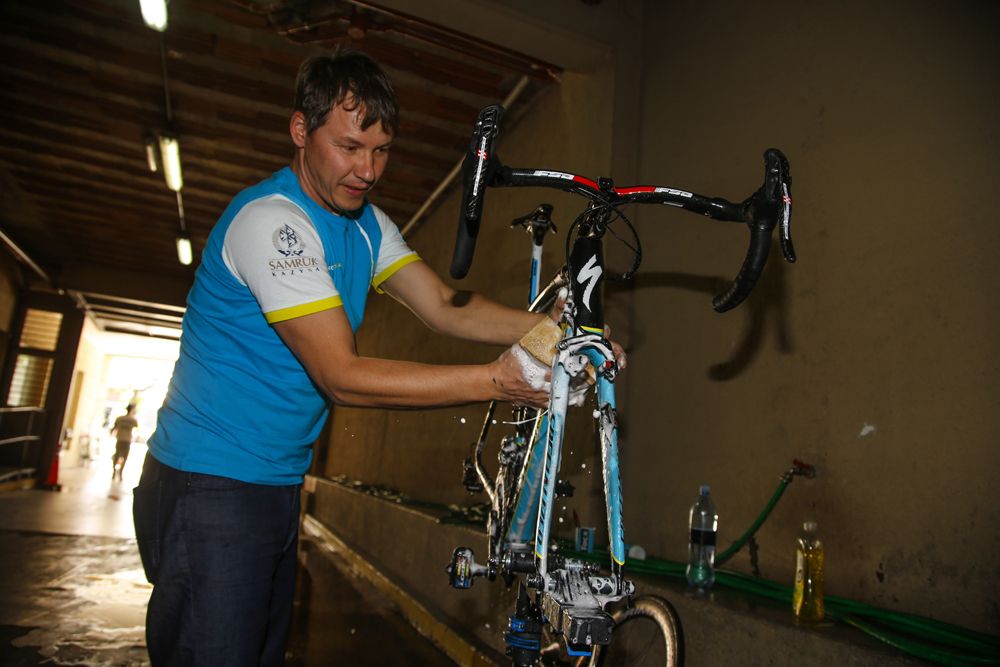 The Astana mechanics get to work