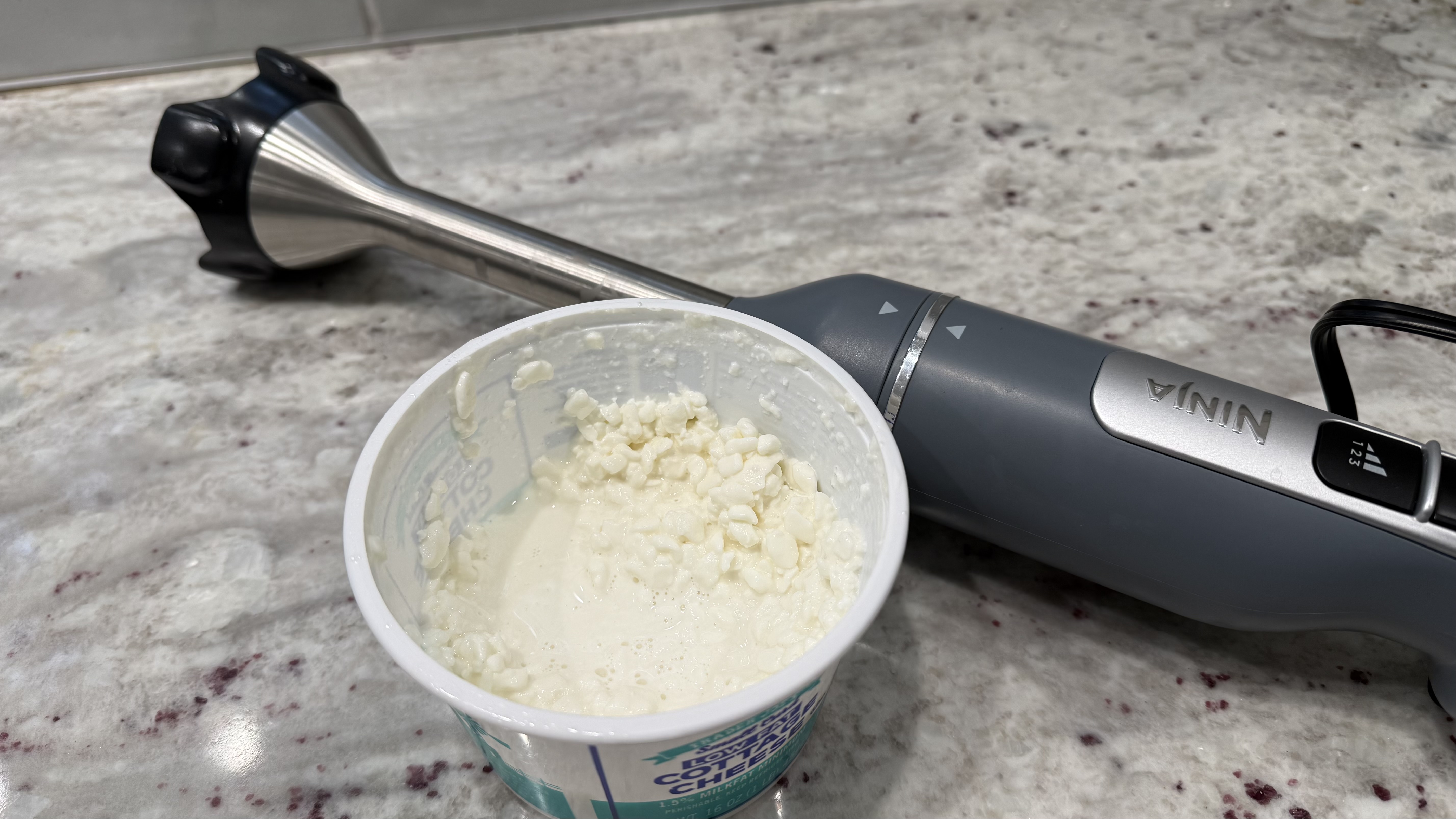 خلاط نينجا باور ديو مع مخفقة، الجبن القريش الممزوج مباشرة في الحاوية
