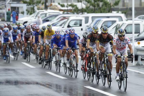 D'Angelo &amp; Antenucci-Nippo do their best to control the stage.