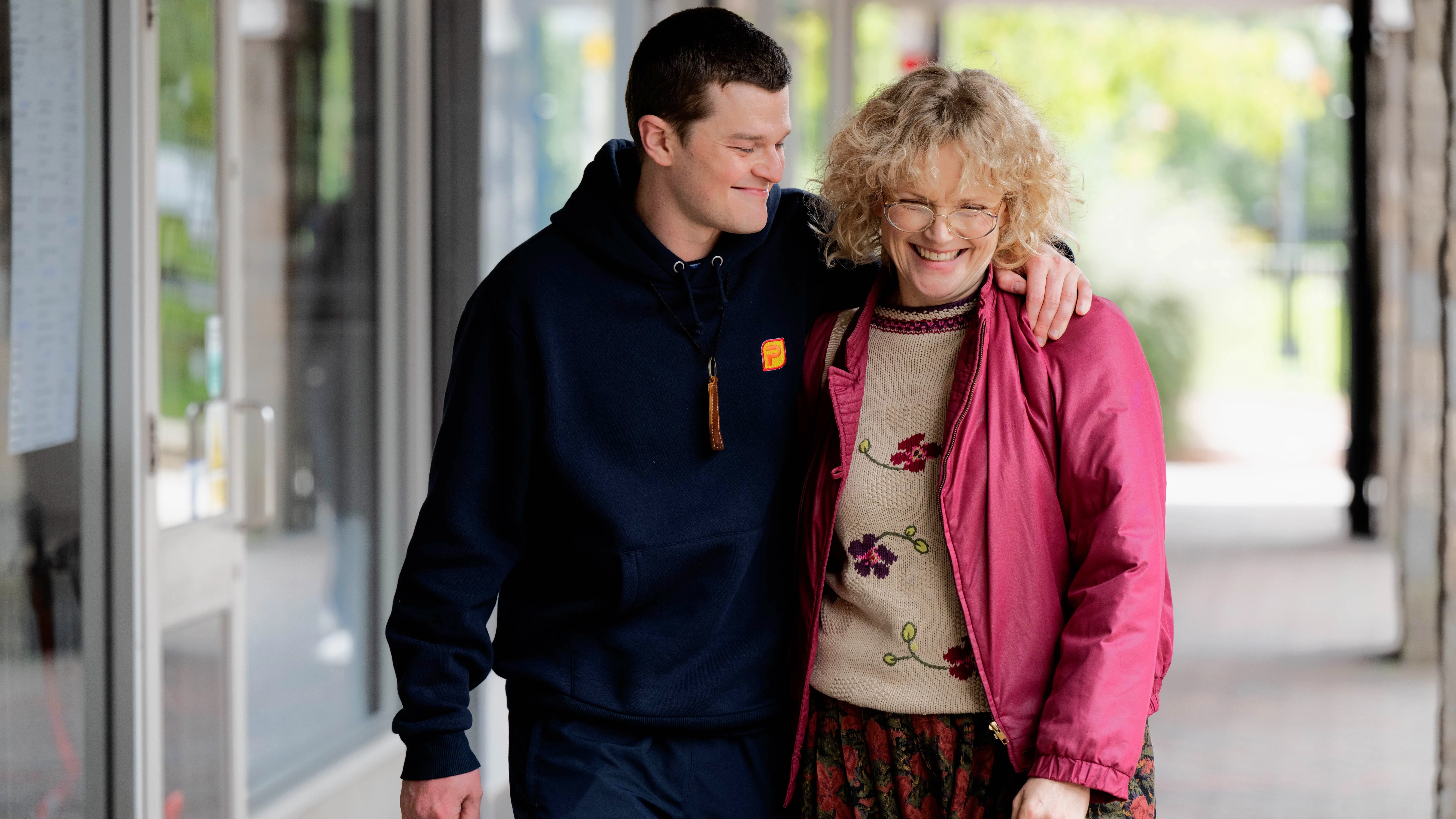 (L-R) رابرت آرامایو و ماکسین پیک "قسم می خورم" (2026)