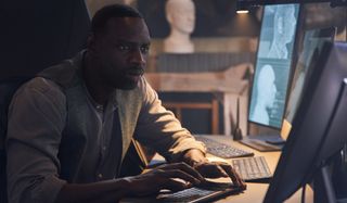 Omar Sy does some research on his computer in Lupin.