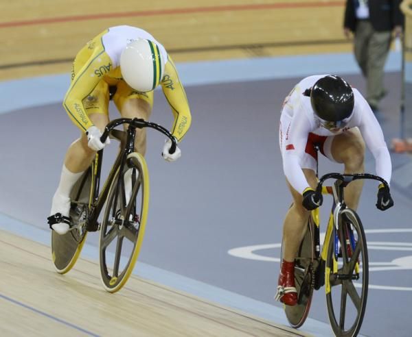 Anna Meares (Australia) comes around Guo Shuang (People's Republic of China)