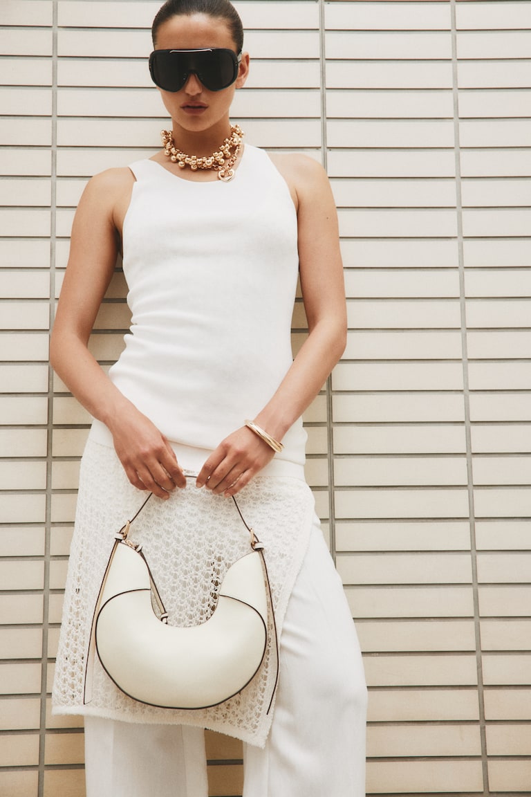 U-shaped shoulder strap