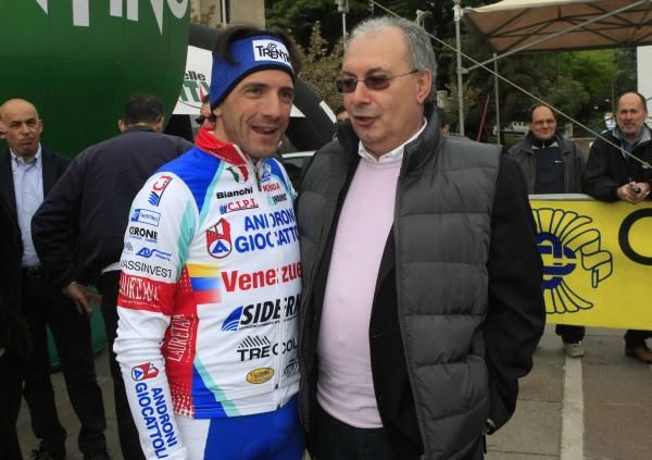 Alessandro Bertolini (Androni Venezuela) with Angelo Zomegnan.