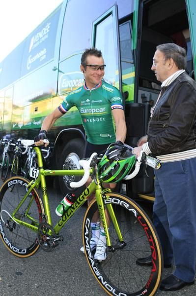 Thomas Voeckler (Europcar) talks to Ernesto Colnago