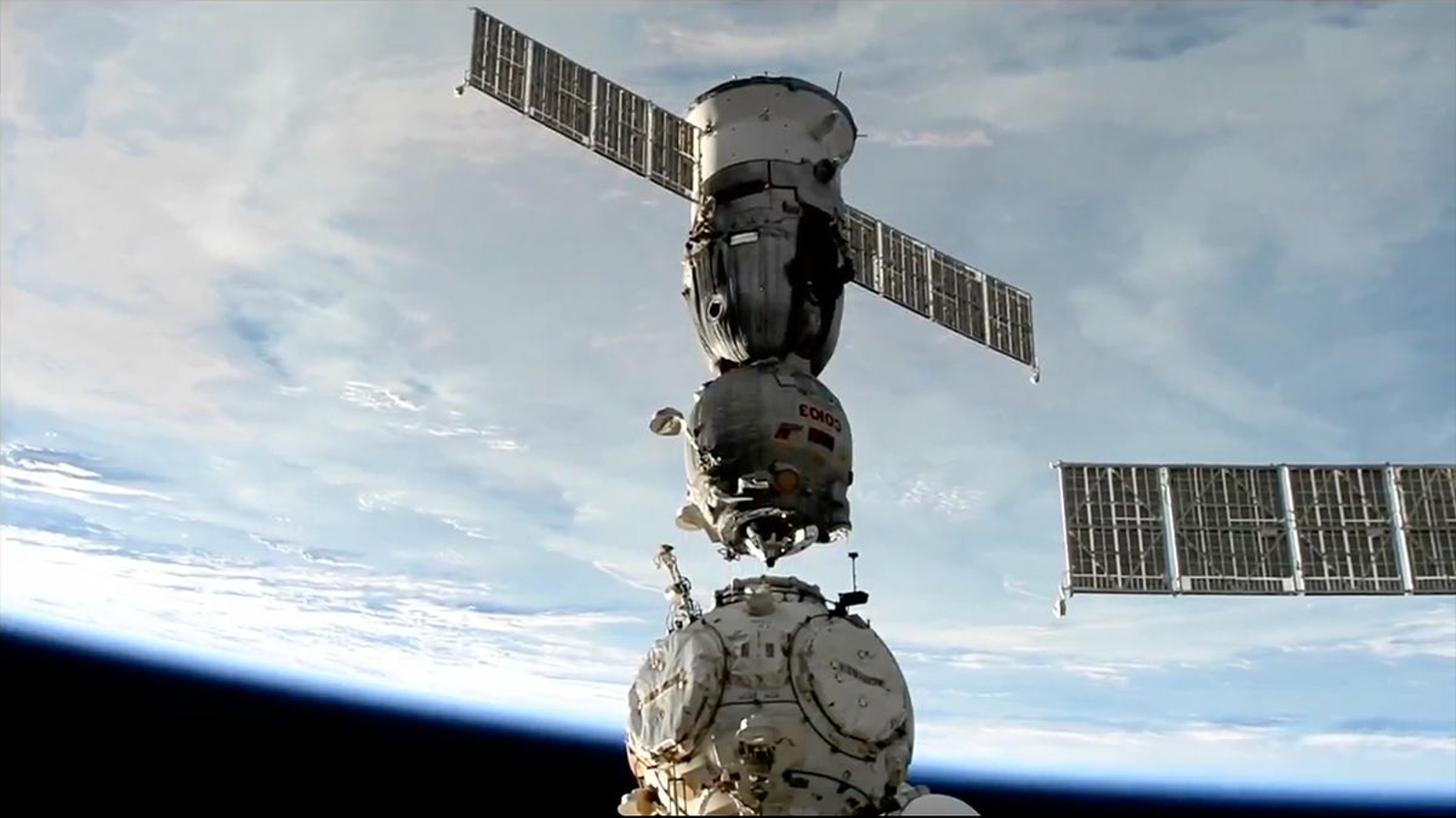 O módulo de pouso Soyuz-MS 25 se desprendendo da Estação Espacial Internacional