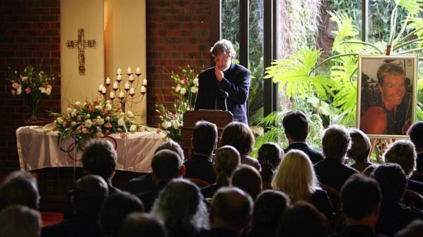 Amy Gillett's father Denis Safe speaks at the funeral.