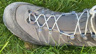 How to tie hiking boots: window lacing